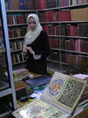 Tolga - Wilaya of Biskra: woman and ancient manuscripts at the Islamic library - zaouia El-Othmania - photo by J.Kaman