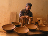 Algrie - M'chouneche - wilaya de Biskra: atelier de poterie - le tournage - le potier faonne l'objet sur le tour - photographie par J.Kaman