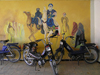 Algrie - M'chouneche: vlomoteurs et cavaliers de chameau - mural - photographie par J.Kaman