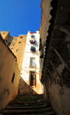 Algiers / Alger - Algeria: narrow alley with stairs and balcony supported by wooden brackets - Kasbah of Algiers - UNESCO World Heritage Site | ruelle troite avec escaliers et oriel sur corbeaux de bois - Casbah d'Alger - Patrimoine mondial de lUNESCO - photo by M.Torres