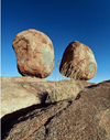 Australia - Devil's Marbles Conservation Reserve (NT): oval boulders - traditional Aboriginal sacred site of the Kaytetye tribe - photo by  Picture Tasmania/Steve Lovegrove