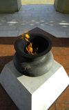 Azerbaijan - Baku: monument on Martyrs' Lane - eternal flame - vase with fire - Shahidlar Hiyabany - photo by M.Torres