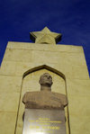 Azerbaijan - Baku: Soviet monument to Major-General Hazi Aslanov, World War II Red Army tank commander - Martyrs' lane - twice Hero of the Soviet Union - Shahidlar Hiyabany - photo by M.Torres