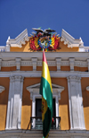 La Paz, Bolivia: central balcony of the Government palace - Bolivian flag and coat of arms - Palacio Quemado - Palacio de Gobierno - Plaza Murillo - photo by M.Torres