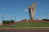 Brazil / Brasil - Dourados: stretched arms - Avenida Marcelino Pires - rotunda - round-about (photo by Marta Alves)