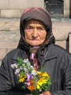 Bulgaria - Sofia: old lady selling flowers - photo by J.Kaman
