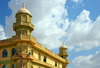 Ouagadougou, Burkina Faso: sunny faade of the Loudun avenue Mosque, an orthodox Sunni Muslim temple, Wahhabi mosque - photo by M.Torres