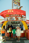 Chile - Arica: McDonald's burger kiosk - comida rpida - hamburguesas McDonald's - photo by D.Smith