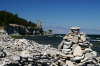 Gotland island - Lickershamn: stone cairn with Jungfruklint in the background - photo by A.Ferrari