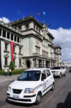 Ciudad de Guatemala / Guatemala city: taxi and National Palace of Culture - Plaza Mayor, 6a Calle - photo by M.Torres