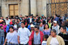 Ciudad de Guatemala / Guatemala city: the faithful leave the Metropolitan Cathedral after Sunday's Eucharist - 7a Avenida - Parque Central - Catedral metropolitana - photo by M.Torres