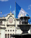 Ciudad de Guatemala / Guatemala city: fountain and flag on Parque Central, in front of the National Palace of Culture - photo by M.Torres