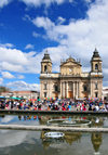 Ciudad de Guatemala / Guatemala city: Metropolitan Cathedral, fountain of Parque Central and the weekend crowds - Catedral metropolitana - Plaza Mayor - photo by M.Torres