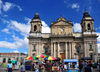 Ciudad de Guatemala / Guatemala city: street vendors in front of the Metropolitan Cathedral - Parque Central - Catedral metropolitana - Plaza Mayor - photo by M.Torres