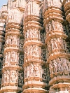 India - Kajuraho / Khajuraho temples (Madhya Pradesh): amorous sculptures at Kandariya Shaivite Temple - peak of Chandela art - Unesco world heritage site (photo by B.Cloutier)