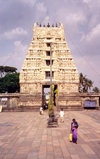 India - Belur: Hindu temple entrance - Gopuram (photo by Miguel Torres)