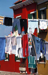 Italy - Burano (Veneto): drying - clothes line - photo by W.Schipper