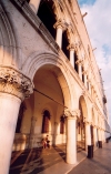 Italy / Italia - Venice: Doge's Palace - colonnade (photo by M.Torres)