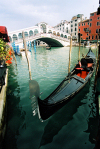 Italy - Venice / Venezia (Venetia / Veneto) / VCE : gondola on the Canal Grande - Ponte di Rialto (photo by J.Kaman)