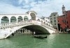 Italy - Venice / Venezia (Venetia / Veneto) / VCE : Venice: gondola crossing the Rialto bridge - Grand Canal (photo by J.Kaman)