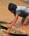 Laos, Si Phan Don region (4000 islands region): looking for gold in the river - gold panning - photo by E.Petitalot