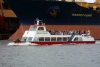 Latvia - Ventspils: the Hercogs Jakobs dwarfed by the Russian super tanker Kooperatzya - free port - harbour ferry (photo by A.Dnieprowsky)