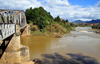 RN2, Marovitsika, Alaotra-Mangoro region, Toamasina Province, Madagascar: bridge over the river Mangoro - looking downstream - photo by M.Torres
