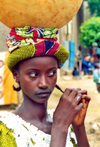 Djenne: girl with water pot (photo by Nacho Cabana)