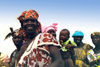 Djenne: women returning to the village after a day at the market (photo by Nacho Cabana)