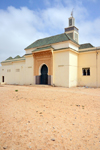 Nouakchott, Mauritania: arched gate and minaret with zellidj tiles at the Moroccan Mosque, inspired in the Koutoubia in Marrakesh - Mosque Marocaine - photo by M.Torres