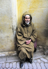 Morocco / Maroc - Fez: man in traditional costume (photo by J.Kaman)