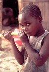 Benguerra: miudo a comer cana de aucar ao pequeno almoo (photo by Francisca Rigaud)