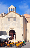 Alghero / L'Alguer, Sassari province, Sardinia / Sardegna / Sardigna: pavment caf and the Mt.Carmel church - chiesa del Carmelo - Bastioni Marco Polo - photo by M.Torres