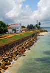 Galle, Southern Province, Sri Lanka: southern ramparts, mosque and lighthouse - Old Town - UNESCO World Heritage Site - photo by M.Torres