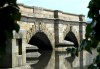 Australia - Tasmania - Ross: bridge over the Macquarie River built in 1836 by convict labour (photo by Fiona Hoskin)