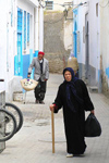 Tunisia - Kairouan: woman in the medina (photo by J.Kaman)