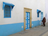 Tunisia - Kairouan: passing by - whitewashed facade (photo by J.Kaman)