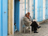 Tunisia - Kairouan: chat with a neighbour (photo by J.Kaman)