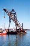 Uruguay - Montevideo: harbour - floating crane - photo by M.Torres