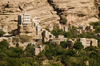 Wadi Dhahr, Al-Mahwit Governorate, Yemen: Dar al-Hajar Palace - residence of Imam Yahya and surrounding oasis and cliffs - Arabian Meteora - quintessential Yemeni architecture, growing out of the rocks - photo by J.Pemberton